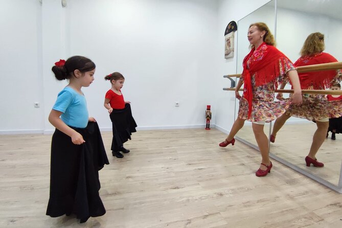 45 minutes flamenco dance class for family in Málaga - Small Group Size: More Attention, Less Waiting