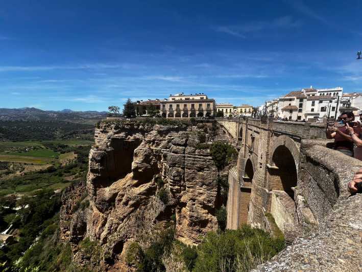 ab Marbella/Estepona: VIP-Tour Ronda + Setenil d. l. Bodegas - Puente Nuevo viewpoints and the best photo stops