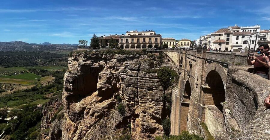ab Marbella/Estepona: VIP-Tour Ronda + Setenil d. l. Bodegas - Plaza de Toros: what you learn even if you skip the ticket