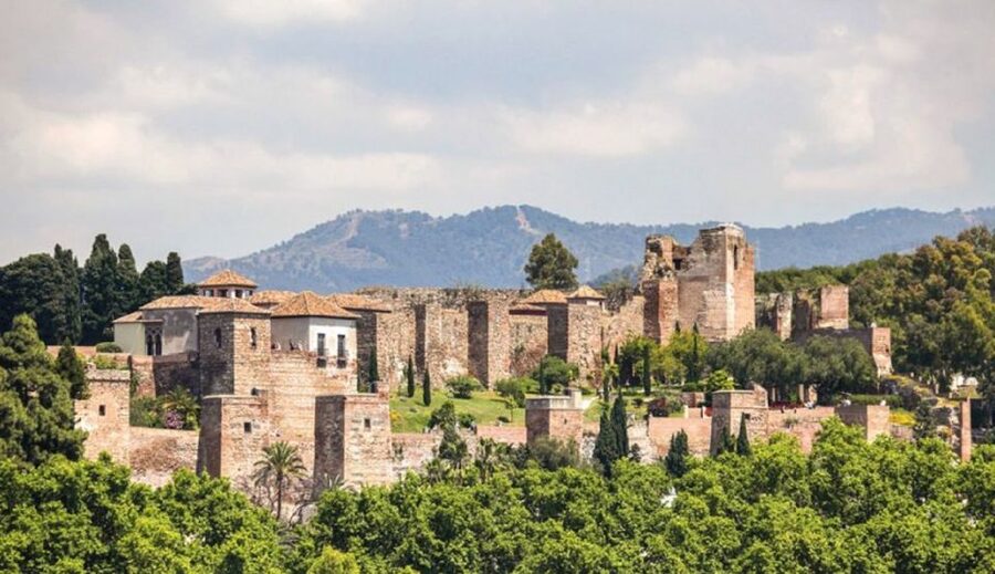 Alcazaba and Gibralfaro Private Tour. Skip The Line - Meeting at Calle Alcazabilla: How to Start Smoothly