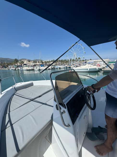 Benalmádena: Alquiler de barcos sin licencia Costa del Sol - Your Floating Hangout: Sundeck, Parasol, Fridge, and Bluetooth Radio