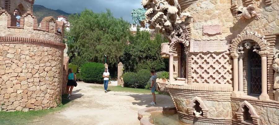 Benalmadena: Colomares Castle Tour with Entry Ticket - Your 40 Minutes: What the Guide Does, and What You Do After