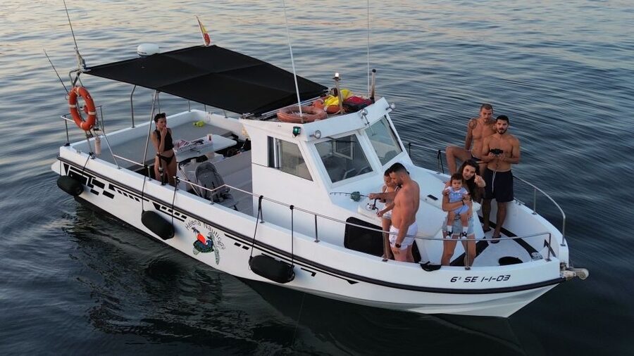 Benalmadena: Private Boat Trip with Drinks & Snacks - Key things that make this Benalmadena private boat trip work