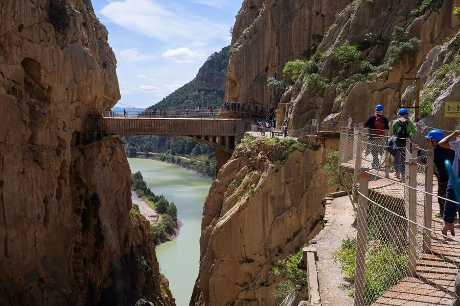 Caminito del Rey: Guided Tour with 1 Drink and Shuttle Bus - Why Caminito del Rey feels different from normal hiking