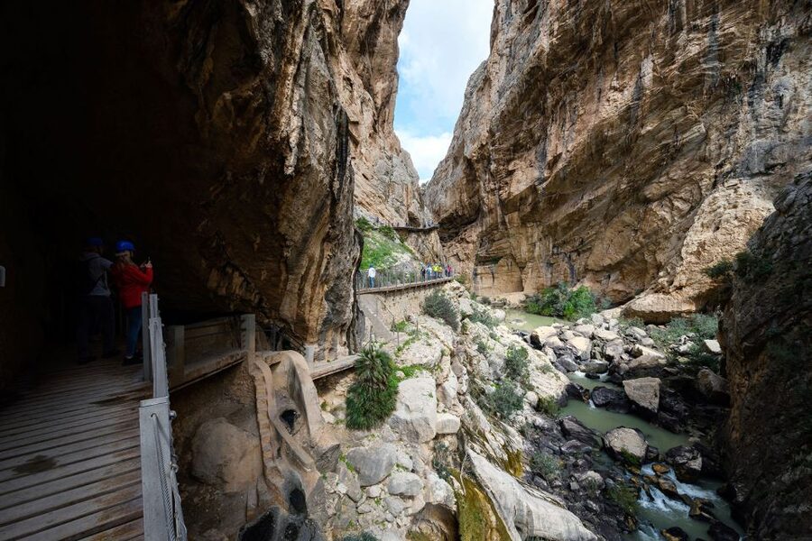 Caminito del Rey: Guided Tour with 1 Drink and Shuttle Bus - Stop by stop: from Sillón del Rey to the main Caminito stretch