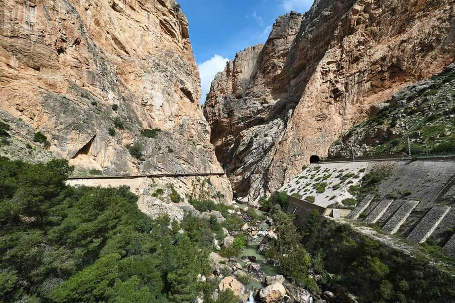 Caminito del Rey: Guided Tour with 1 Drink and Shuttle Bus - Getting to the right place: El Chorro station and the south parking