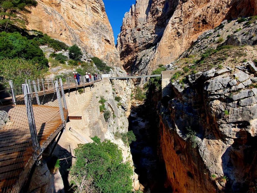 Caminito del Rey: Tour with Official Guide and Drink - Tunnels, Gorges, and Cliffside Views: What You’ll See in 3 Hours