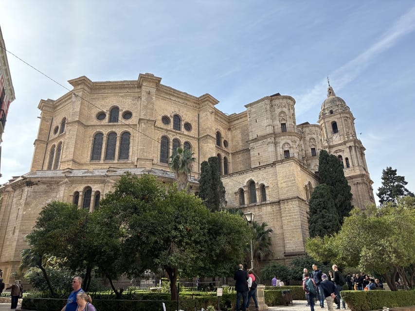 Discover Málaga in 2 Hours: Relaxing Tour by Electric Car - How the guided audio works while you drive