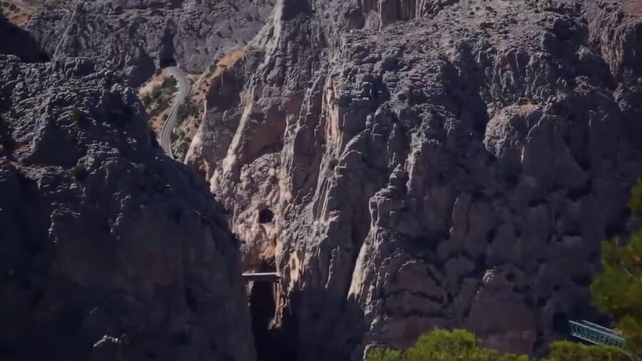 El Chorro: Caminito del Rey Gorge Route Guided Walking Tour - Entering El Chorro North Access, the part that can make or break your day