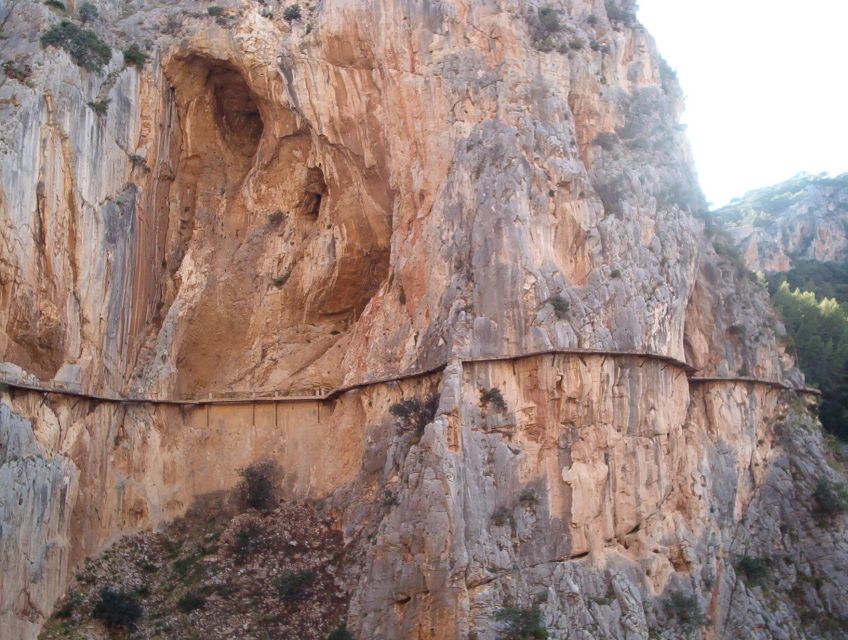 El Chorro: Caminito del Rey Gorge Route Guided Walking Tour - Walking the Caminito del Rey: heights, lake views, and staying steady