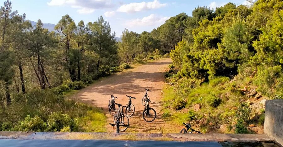 Electric mountain bike in Sierra de las Nieves national park - Tolox’s first streets and the before-the-mountains mood