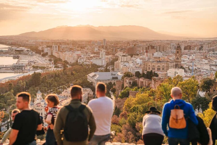 Express tuktuki tour in Malaga: Gibralfaro Viewpoint and Photography - Meeting at Alegría Flamenco, then rolling past Muelle Uno