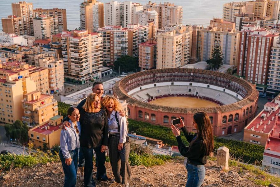 Express tuktuki tour in Malaga: Gibralfaro Viewpoint and Photography - Mirador de Gibralfaro guided time: what you get in 10 minutes