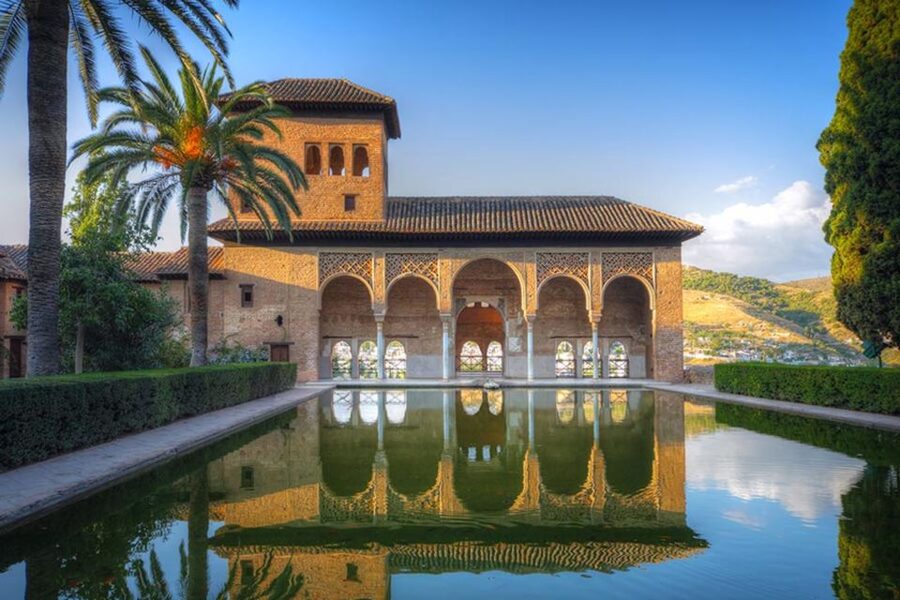 From Malaga: Alhambra and Royal Chapel with Entry Tickets - The 30-minute Granada window: small time, big choices