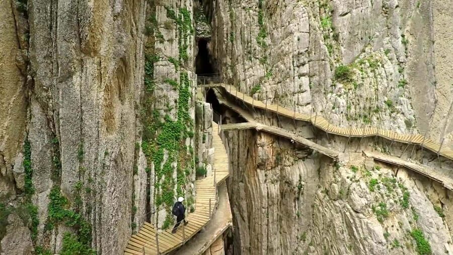 From Malaga: Caminito del Rey guided tour + round-trip transportation - Guides in English and Spanish, with story-driven explanations