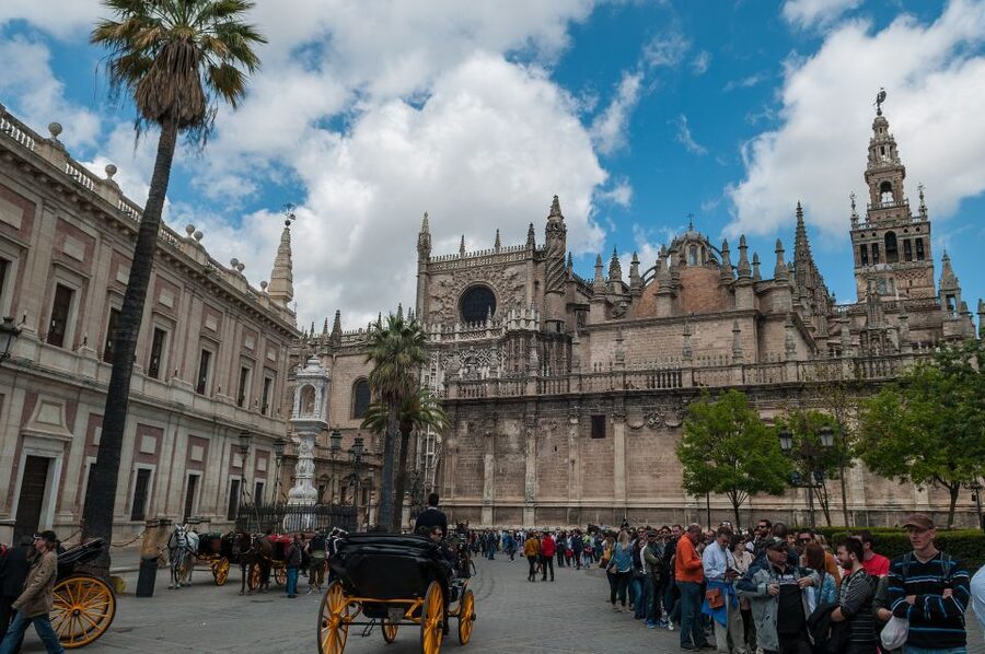 From Malaga: Private Seville, Alcazar and Cathedral Day Trip - Getting Your Bearings Fast: Old Town, Jewish Quarter, and River Views