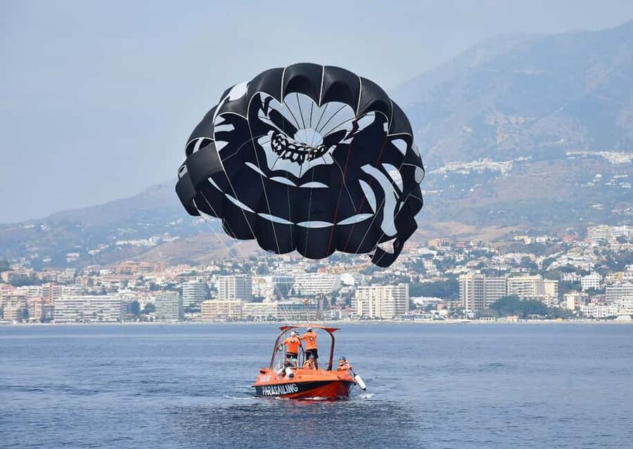 Fuengirola: Deluxe Parasailing Flight from Fuengirola Port - Safety briefing, weight checks, and what “up to 6 people” really means