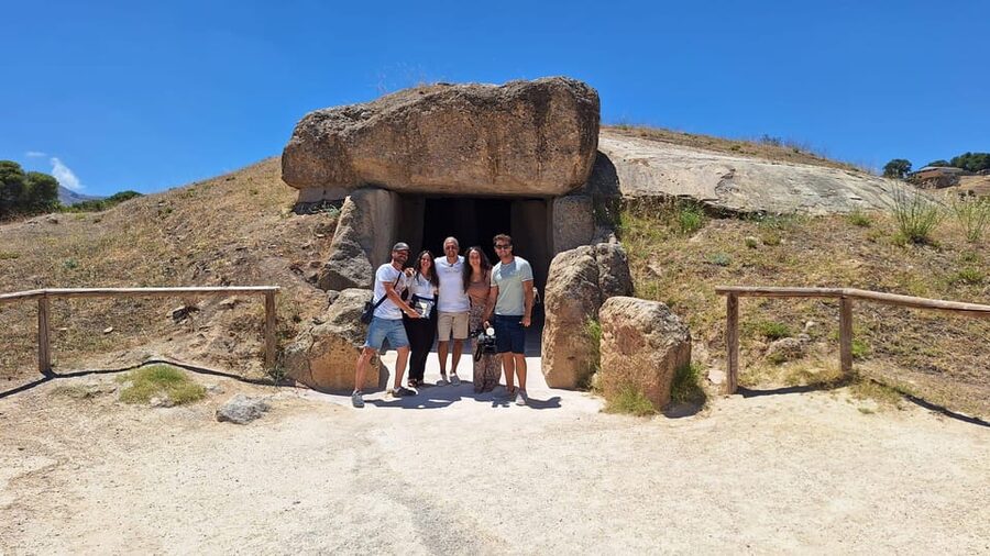 Guided visit to the dolmens of Antequera - Meeting at the Dolmen Museum and getting the right frame