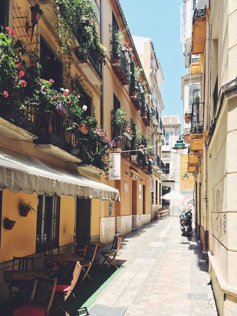 Málaga: 3-Hour Complete Walking Tour with Tickets - Stop 3, the Cathedral of the Incarnation: La Manquita and the unfinished story