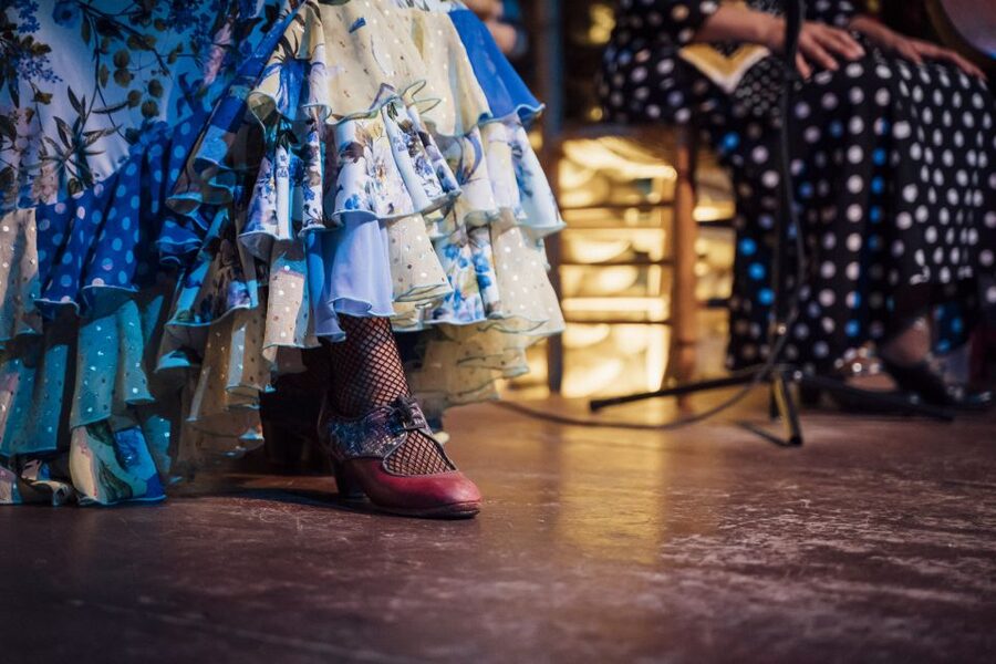 Malaga: Authentic Flamenco Show at El Gallo Ronco - Food, drinks, and the restaurant spaces around the show