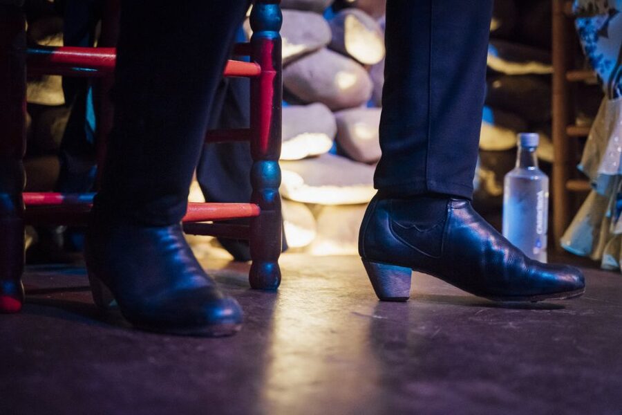 Malaga: Authentic Flamenco Show at El Gallo Ronco - Authenticity check: what makes it feel less touristy