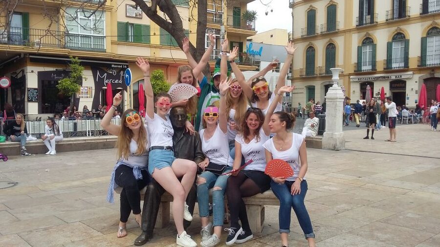 Malaga: Bachelorette Party Treasure Hunt - Your Treasure Hunt Master and the Game Bag You Carry