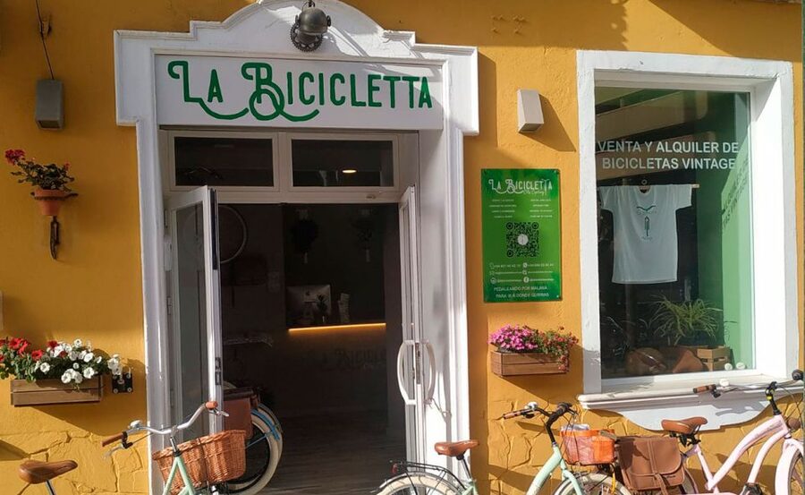 Malaga: Bike Rental for City Discovery Route & Beaches - Where you meet up at La Bicicletta (and what that means for your day)