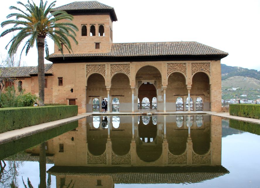 Malaga: Granada Day Trip with Alhambra, Palaces and Gardens - Generalife Gardens and the sultan’s summer palace on the east side