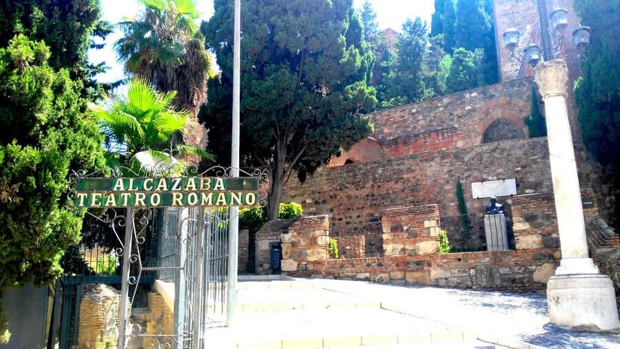 Málaga: Historic Center Tour with Local Guide - Entering Málaga’s historic core in a smart, 2-hour loop