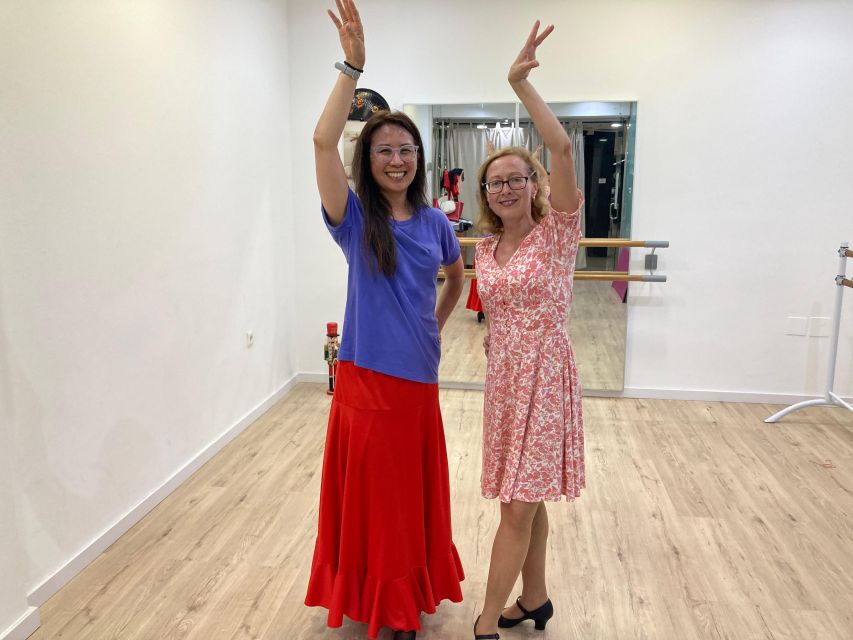 Málaga: Learn to dance flamenco rumba in 45 minutes - The 45-minute flow: from warm-up to stretches