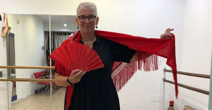 Málaga: Learn to dance flamenco rumba in 45 minutes - What you actually learn: arms, feet, fans, and a short choreography