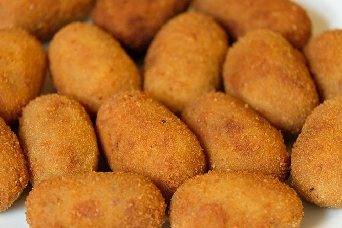 Malaga Market Food Tour: Tapas, Drinks, and Local Flavors - Plaza de la Merced: Roman roots, Picasso landmarks, and tapas to match