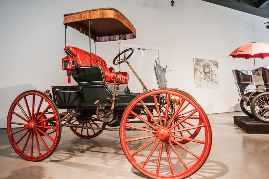 Málaga: Museo del Automóvil y la Moda Ticket - The timeline of cars, from rare early models to forward-looking design