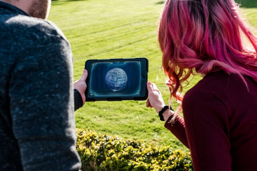 Malaga: Outdoor Escape Game, Magic Portal (For Kids) - Who guides the game, and what “help when stuck” looks like