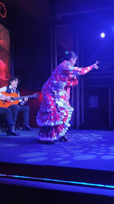 Malaga: Paella and Tapas Tour with The Best Flamenco Show - Stop 2 at the local bar: your first wine lesson