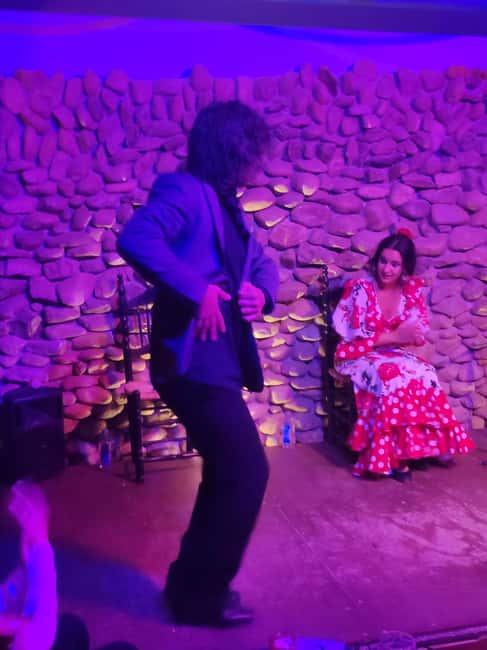 Malaga: Paella and Tapas Tour with The Best Flamenco Show - The short walk and arrival feel near Plaza de las Flores