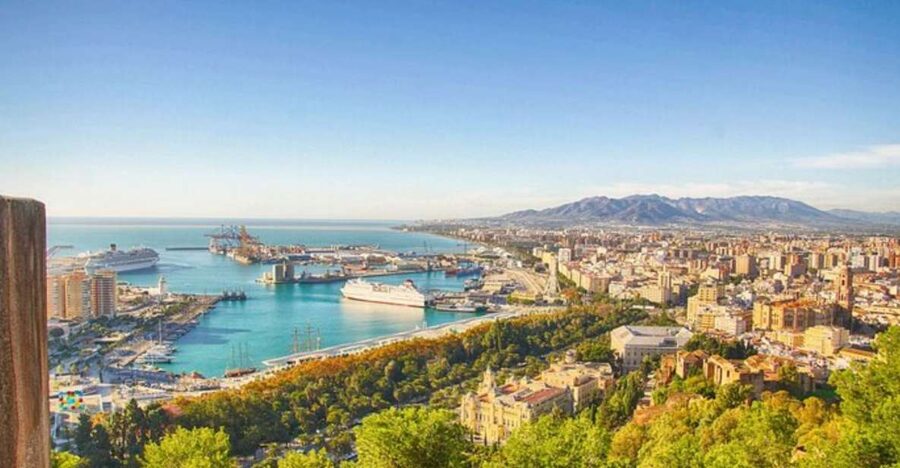 Malaga: Private custom Walking tour with a local guide - Photo stop and orientation: where the walk starts to make sense