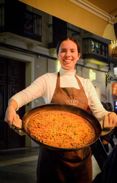 Málaga: Wine & Tapas Tour - How the guide connects food, wine, and Málaga street life