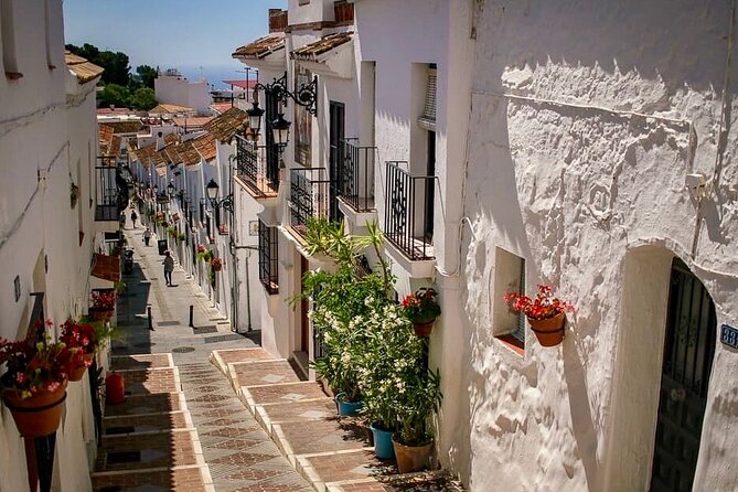 Marbella and Mijas Day Tour and Puerto Banus and Benalmadena - Puerto Banus: Two Hours to Watch the Port Like a Local