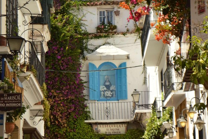 Marbella: group walking Tour - Iglesia Mayor de la Encarnación and Arab castle ruins in one stop