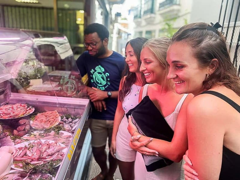 Marbella: Guided Market Tour with Tapas and Wine Pairings - The 15-minute Old Town sightseeing, small dose, practical payoff