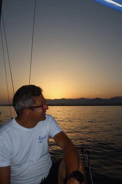 Marbella: Sunset Luxury Sailing Cruise in Puerto Banús - Finding the pier: Babilonia’s Bar and the 15-minute port walk