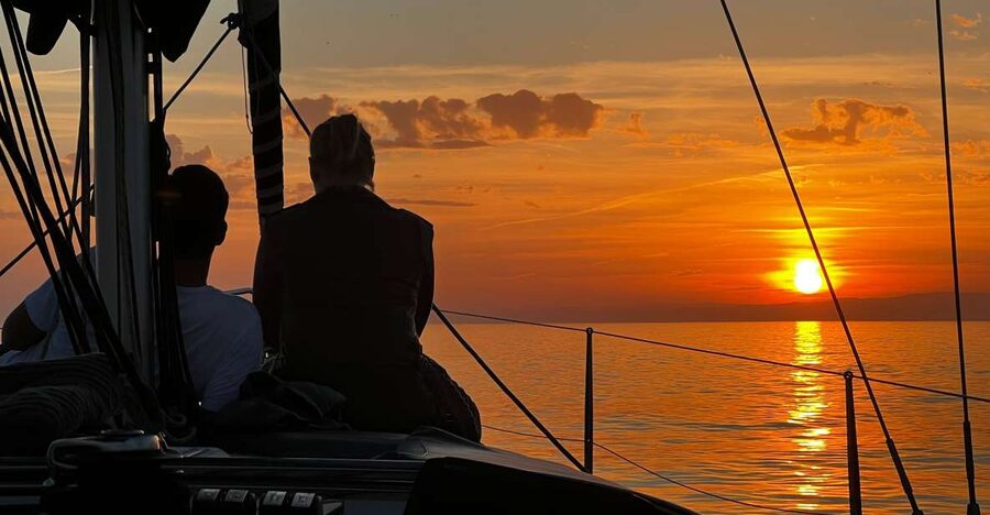 Marbella: Sunset Sailing Trip with Drinks and Snacks - Why Puerto Banús Sunset Sailing Feels Special at Golden Hour