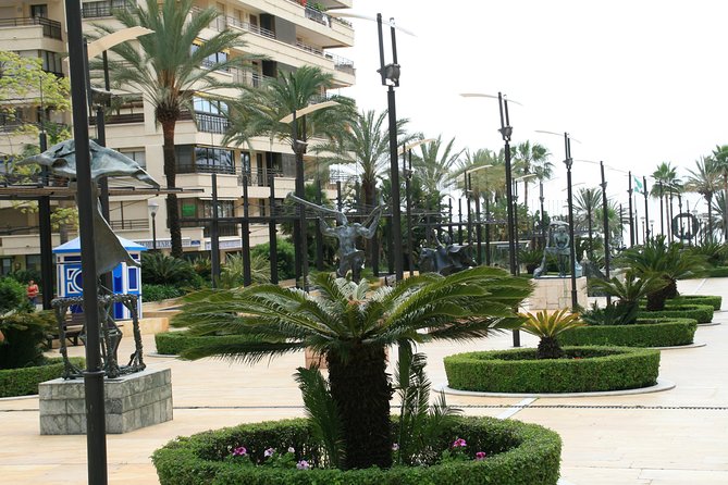 Marbella y Mijas Full Day Tour from Malaga - Guide and languages: how the commentary shapes the value