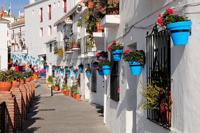 Mijas: Panoramic city tour in an electric Tuk Tuk - First sightseeing anchors: tourist office area and the must-see landmark