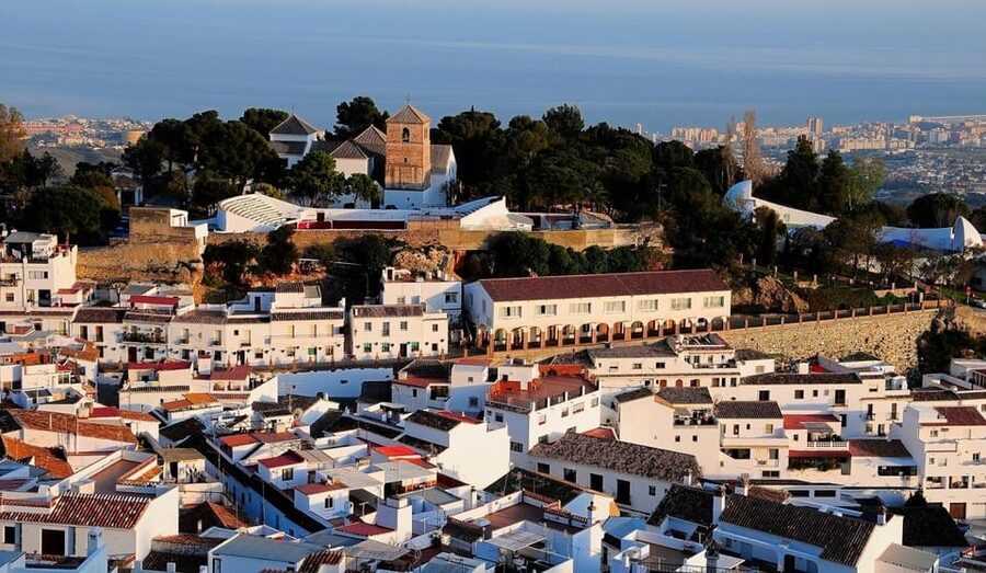 Mijas: Panoramic city tour with an electric Tuk Tuk - The scenic drive and the pass-by stop that adds perspective