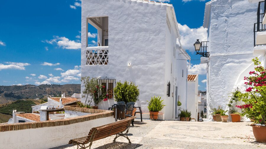 Nerja and Frigiliana from Málaga: the mountain and the sea - That extra hour in Nerja: how to use it well
