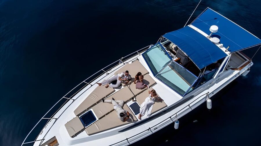 PUERTO BANUS: YACHT RENTAL FOR GROUP 2H - Getting on board: meeting point and how the day stays simple
