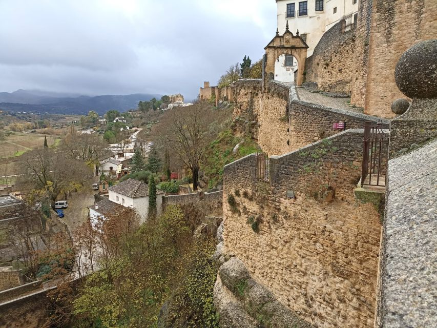 Ronda: Guided Walking Tour with English or Spanish Guide - Ronda in 90 minutes, what you cover on foot