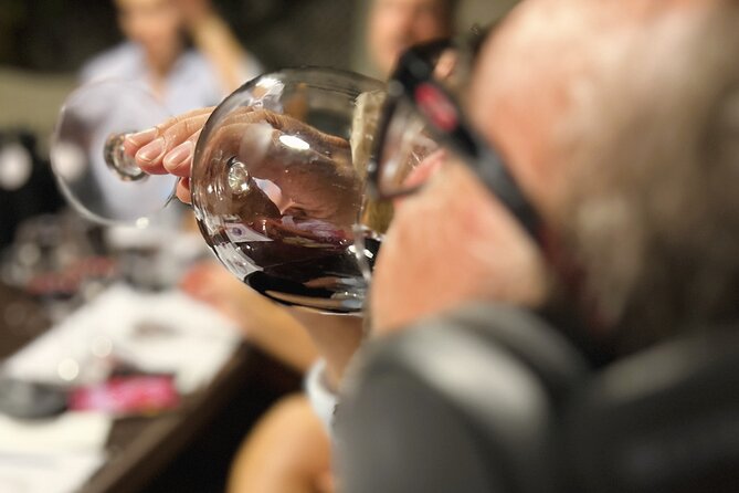 Sensory Tasting to Discover Wine with the 5 Senses - The art gallery setting: how it changes what’s in your glass